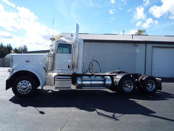 Photo of Peterbilt 389 Day Cab T1832
