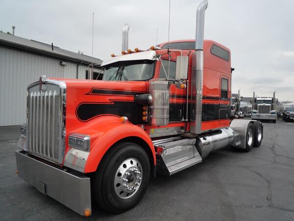Photo of Kenworth W900 T1830