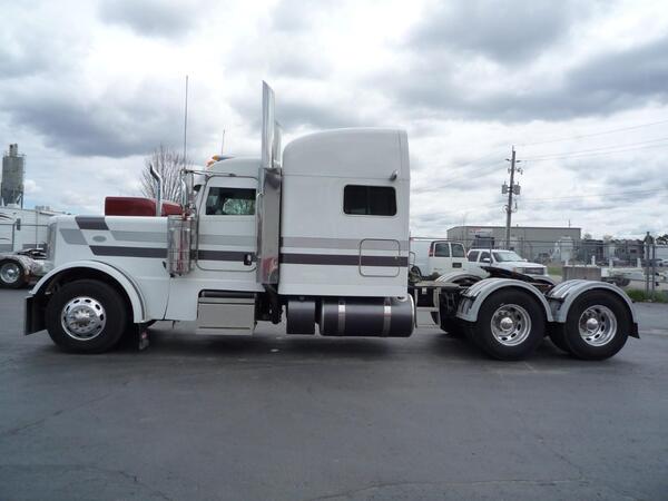 Photo of Peterbilt 389 T1821