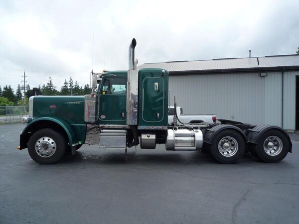 Photo of Peterbilt 389 T1825