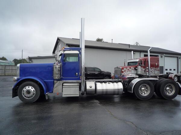 Photo of Peterbilt 389  Day Cab T1810