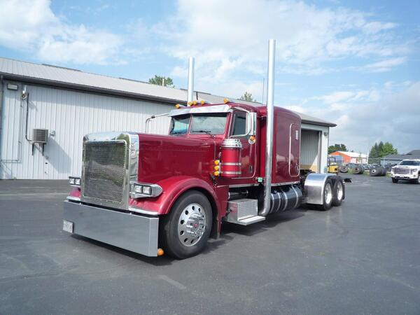 Photo of Peterbilt 389 T1826